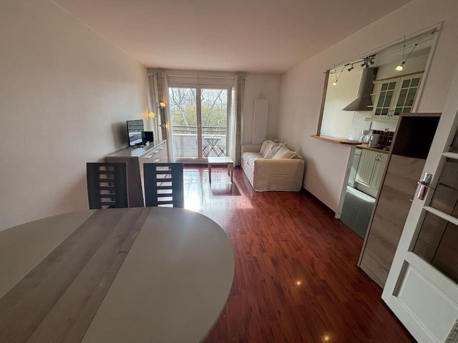 F3 Avec Balcon 5 Min Gare Sqy Et Parking Gratuit Apartman Guyancourt Kültér fotó