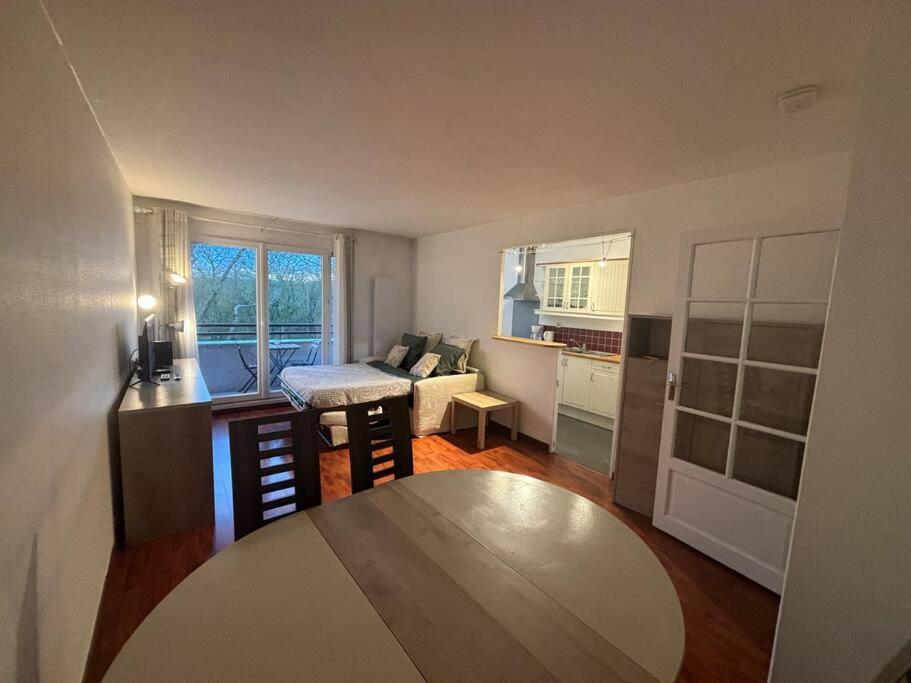 F3 Avec Balcon 5 Min Gare Sqy Et Parking Gratuit Apartman Guyancourt Kültér fotó